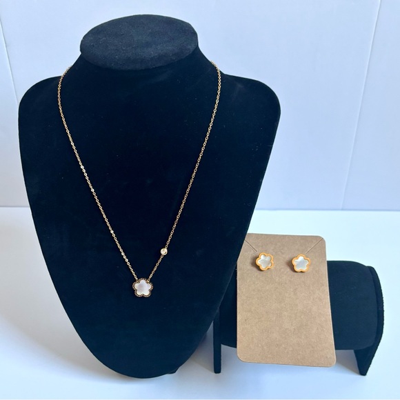 Gold and White Floral Necklace Set - Picture 2 of 9